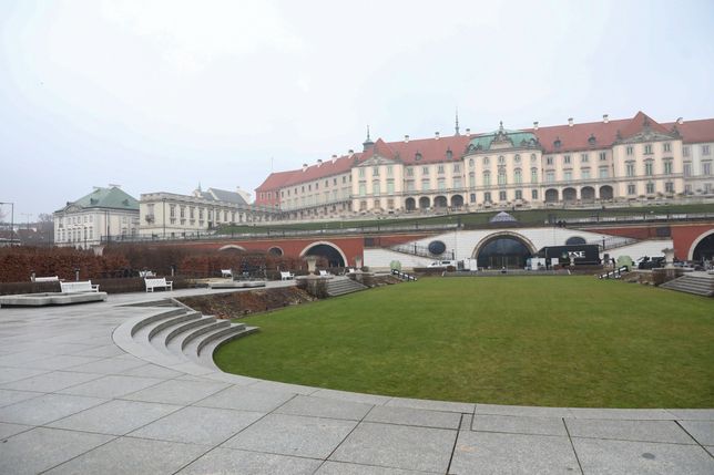 Warszawa, 17.02.2023. Przygotowania w Arkadach Kubickiego, części Zamku Królewskiego w Warszawie, 17 bm. Prezydent Stanów Zjednoczonych Joe Biden podczas wizyty w Warszawie, 21 bm. wygłosi przemówienie w Arkadach Kubickiego. (mr) PAP/Tomasz Gzell