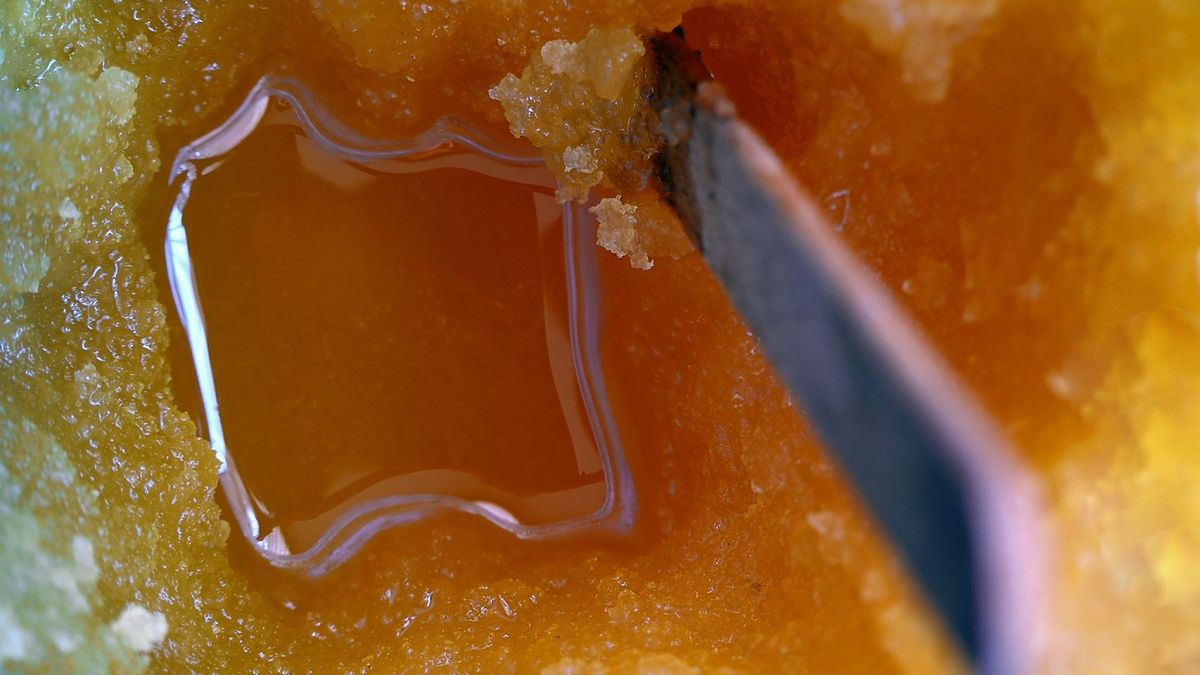 Miód krystalizuje się, gdy jest nieodpowiednio przechowywany.