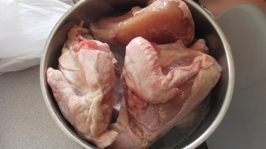 Surowy korpus drobiowy (mięso i skóra)