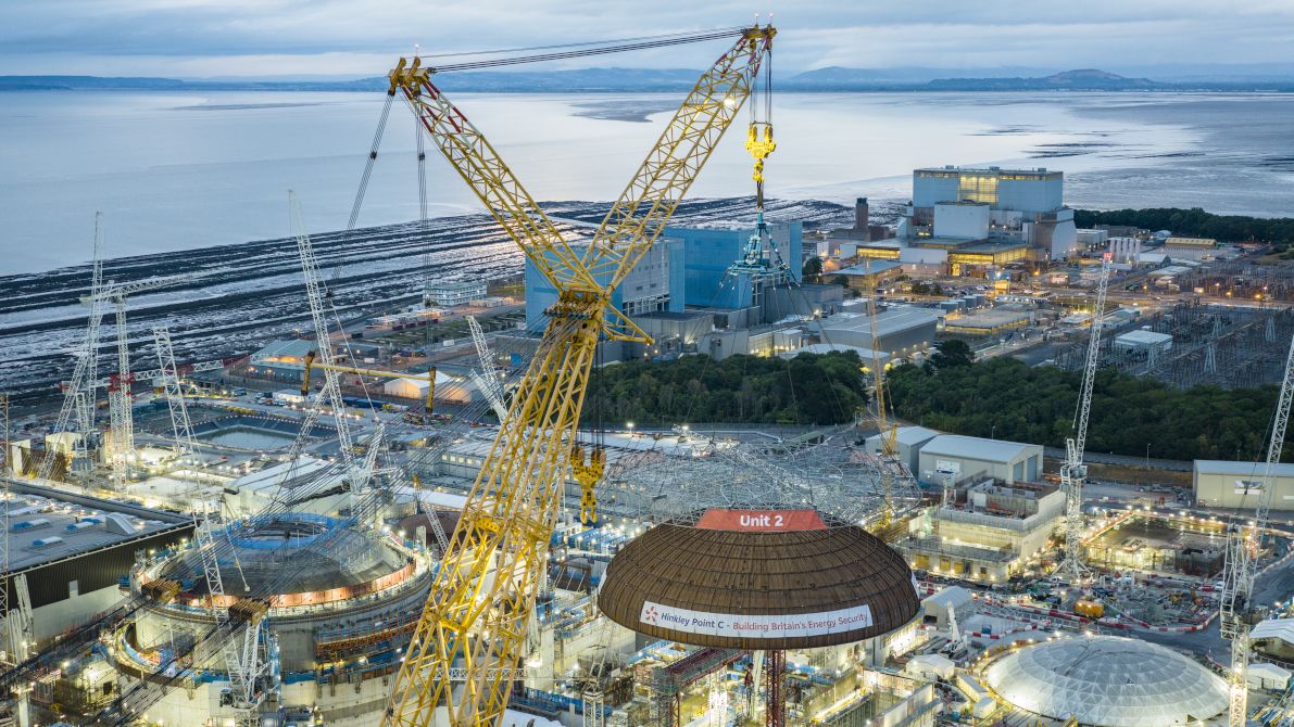 dźwig osadza kopułę na reaktorze drugiego reaktora Hinkley Point C