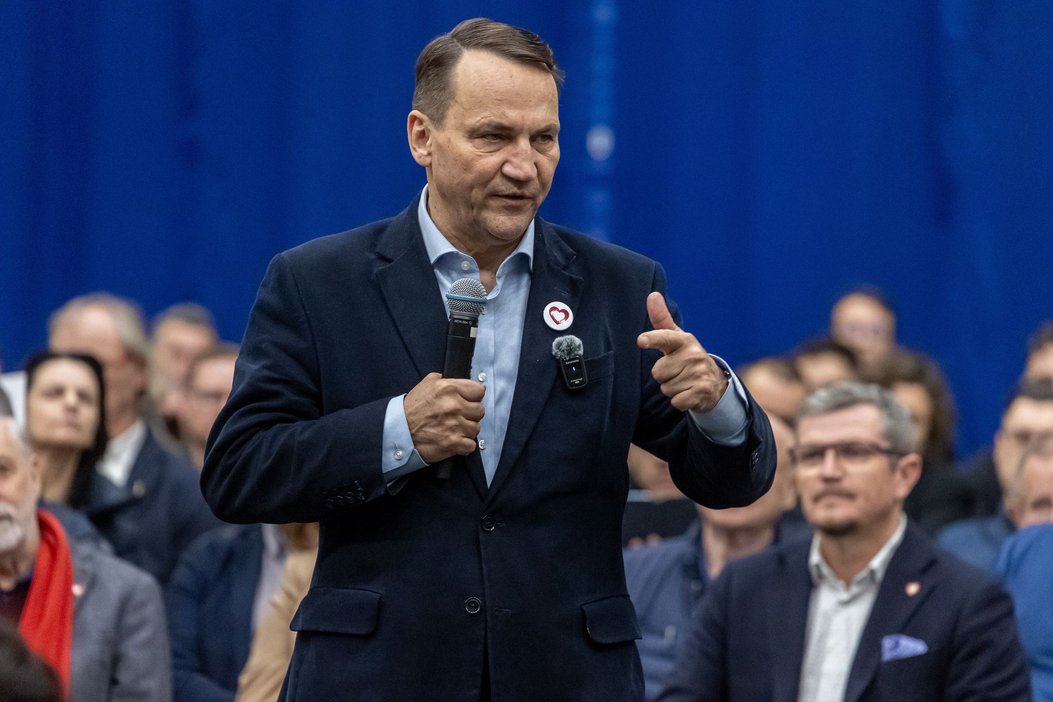 Rokietnica, 16.11.2024. Minister spraw zagranicznych Radosław Sikorski podczas otwartego spotkania z mieszkańcami w Rokietnicy, 16 bm. (mr) PAP/Paweł Jaskółka