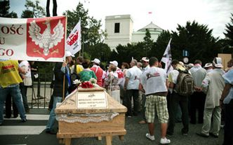 Podniesienie wieku emerytalnego. Zablokują posłów w Sejmie