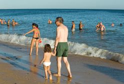 Nagie dzieci na plaży – czy istnieje granica wieku, której powinni trzymać się rodzice?