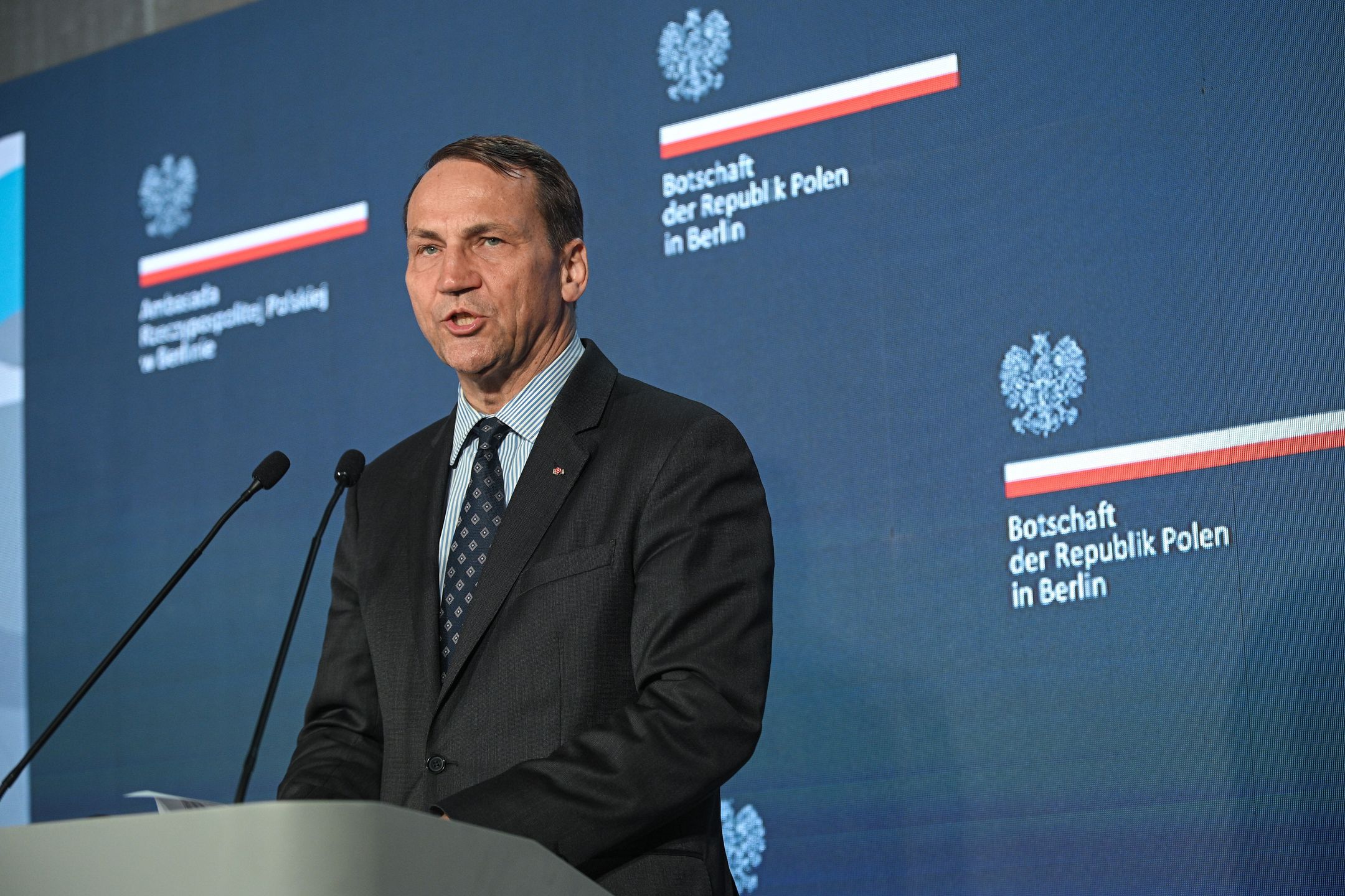 Rados�aw Sikorski
Berlin, Niemcy, 04.06.2025. Minister spraw zagranicznych RP Rados�aw Sikorski przemawia na otwarciu Forum Polsko-Niemieckiego w polskiej ambasadzie w Berlinie, 4 bm. Podczas wydarzenia zosta�a wr�czona nagrod� za Szczeg�lne Zas�ugi dla Rozwoju Stosunk�w Polsko-Niemieckich, kt�ra wyr�nia osoby i instytucje dzia�aj�ce na rzecz dialogu i wsp�pracy mi�dzy oboma krajami. (aldg) PAP/Marcin Obara
Marcin Obara
dyplomacja, MSZ, polityk, polityka, wizyta, zagraniczna, ambasadzie rp, forum polsko-niemieckiego, otwarcie otwarcia, w berlinie