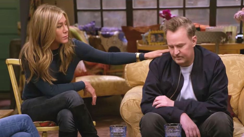 Trudny moment dla Matthew Perry'ego. Na szczęście obok siedziała Jennifer Aniston.