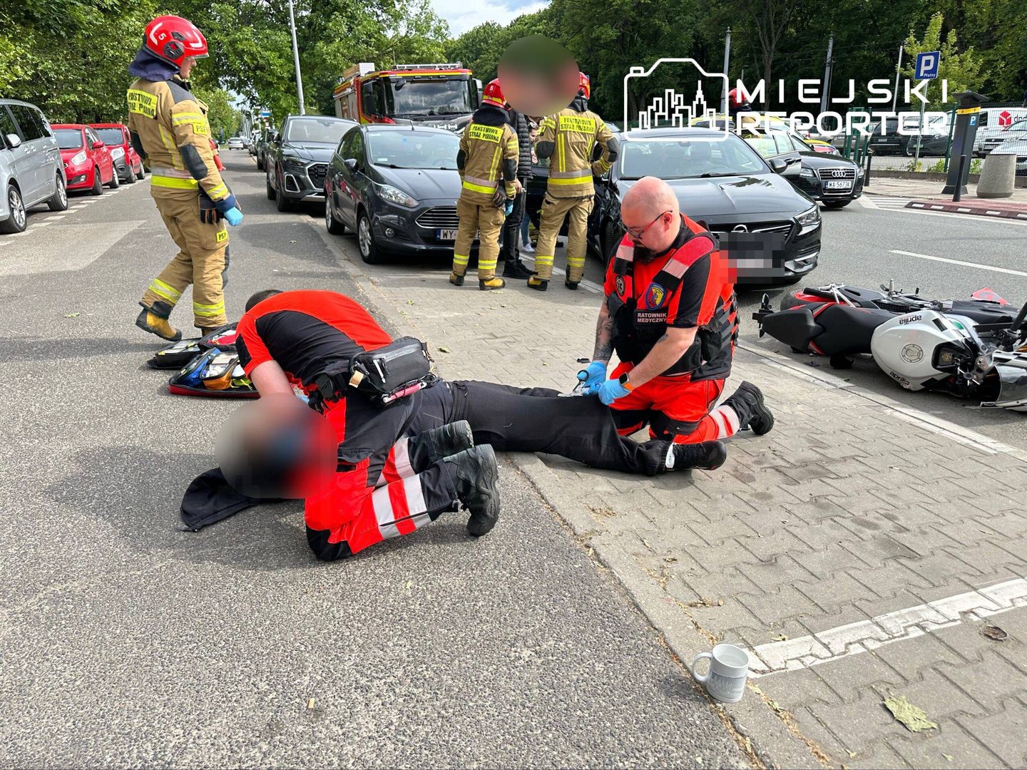 Warszawa: Zderzenie motocyklisty z dwoma autami na Pradze-Północ. Ranny kierowca jednośladu
