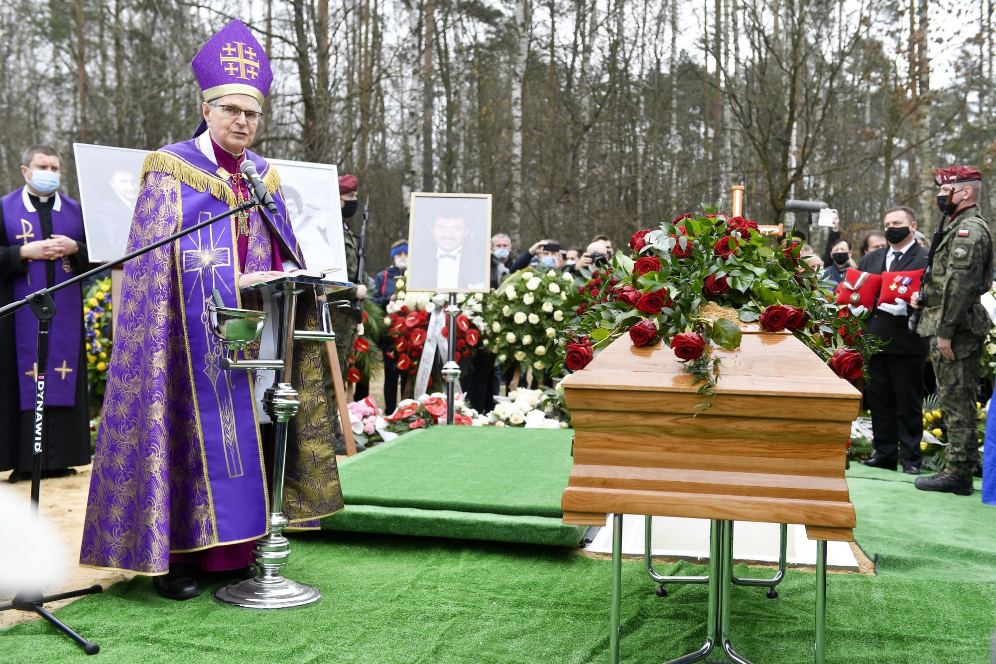 Biskup Antoni Dziwisz na pogrzebie Krzysztofa Krawczyka