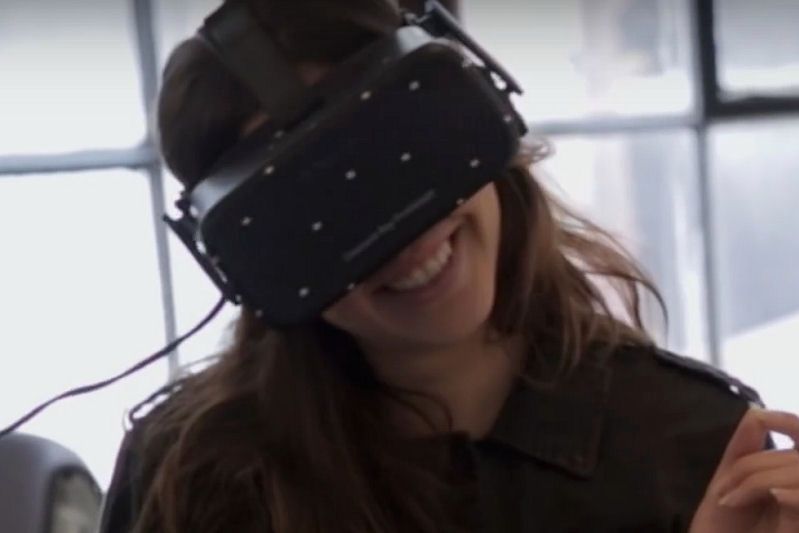 Smutna przyszłość kina to samotne oglądanie filmów z goglami VR na głowie?