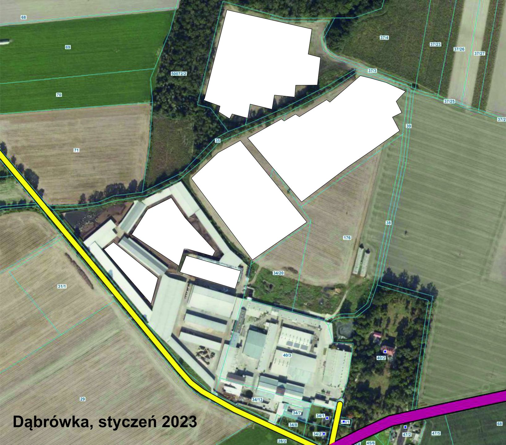 Ferma w Dąbrówce - widok z drona. Po lewej stan na wrzesień 2021 r., po prawej - stan na styczeń 2023 r.