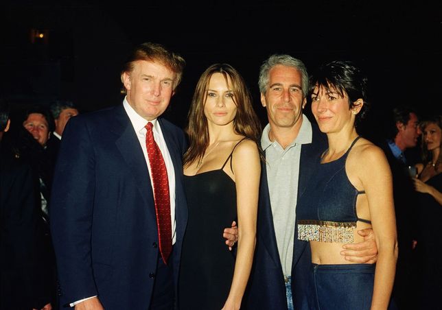 Ghislaine Maxwell z Jeffrey'em Epsteinem oraz Melanie i Donaldem Trump