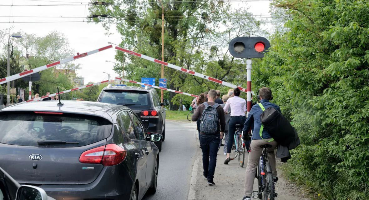 Wjazd na przejazd, jeszcze przed całkowitym podniesieniem szlabanów, to częsty błąd kierowców