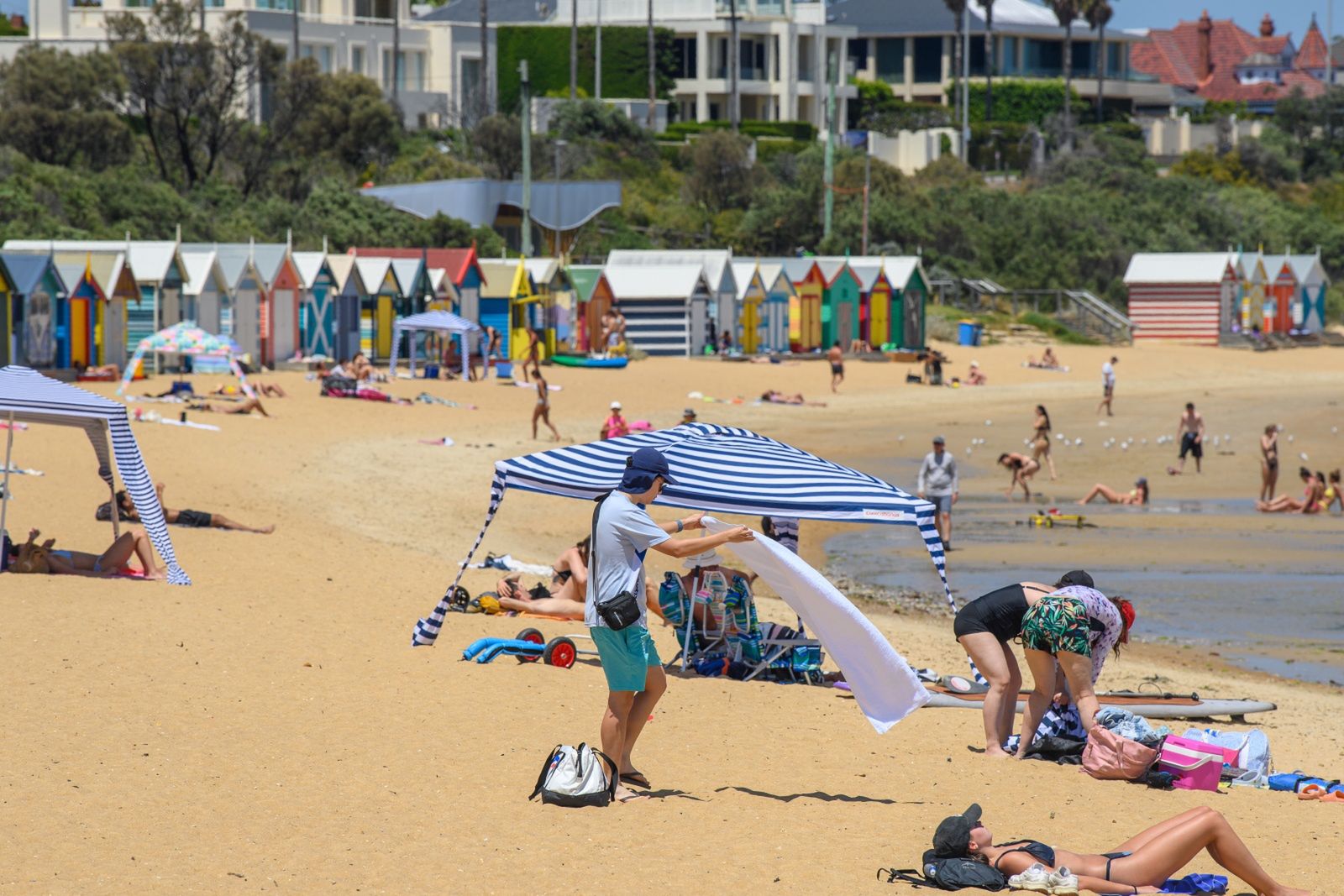 Turyści wygrzewają się na plażach w Melbourne