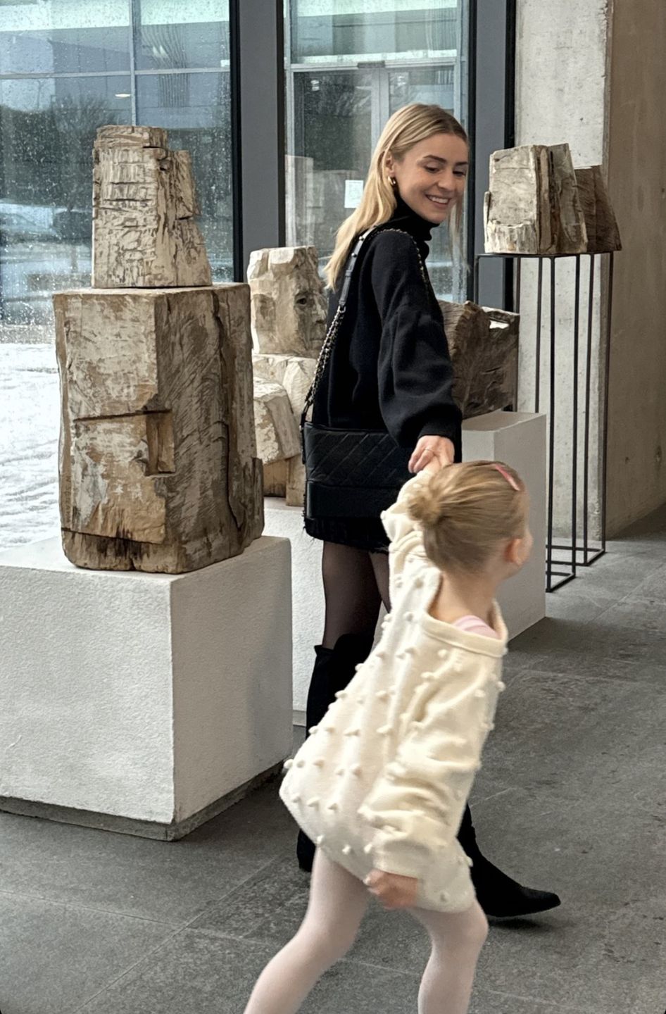 Katarzyna Tusk stylizuje czarne rajstopy