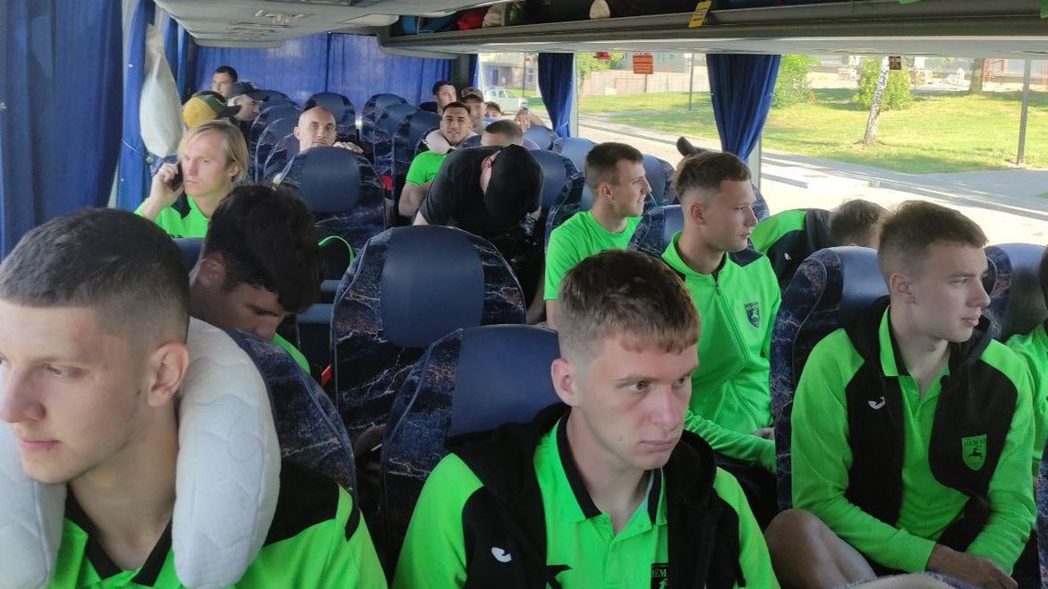 Piłkarze Niemana Grodno w drodze na mecz