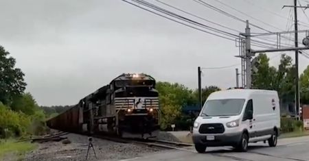 Jechał wprost pod rozpędzony pociąg. Szokujące sceny na przejeździe kolejowym w USA