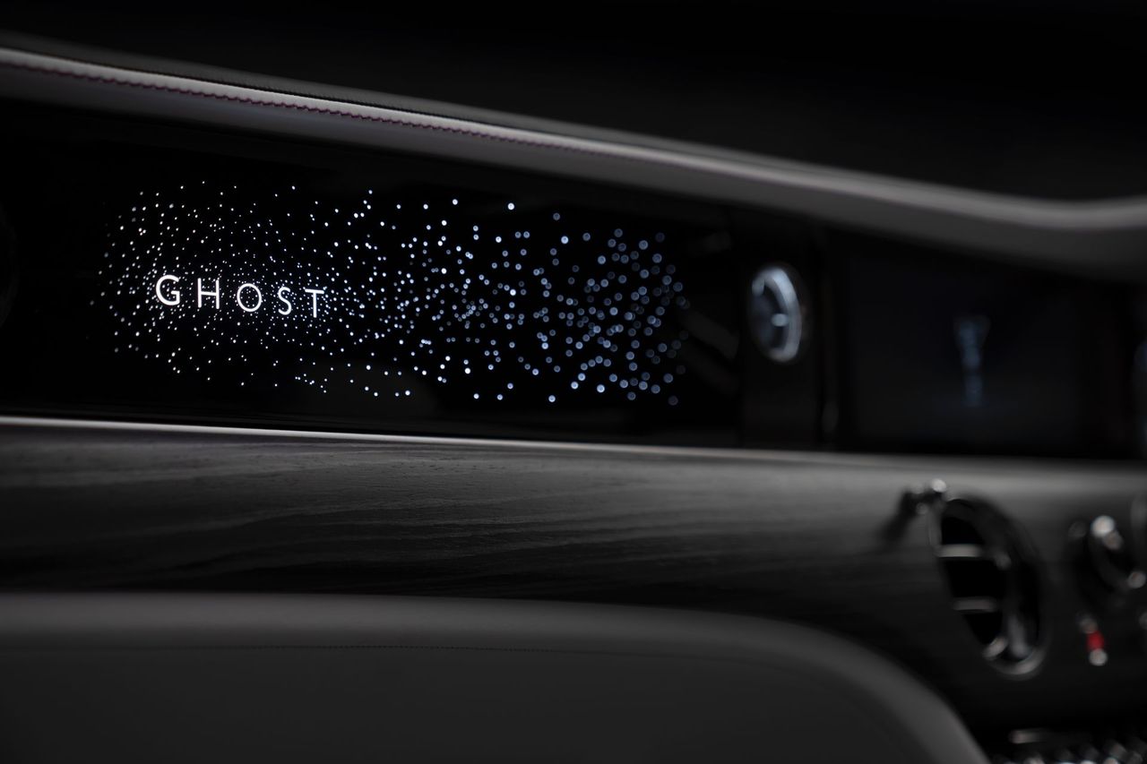 Nowy Rolls-Royce Ghost z rozświetlonym kokpitem zadebiutuje 1 września