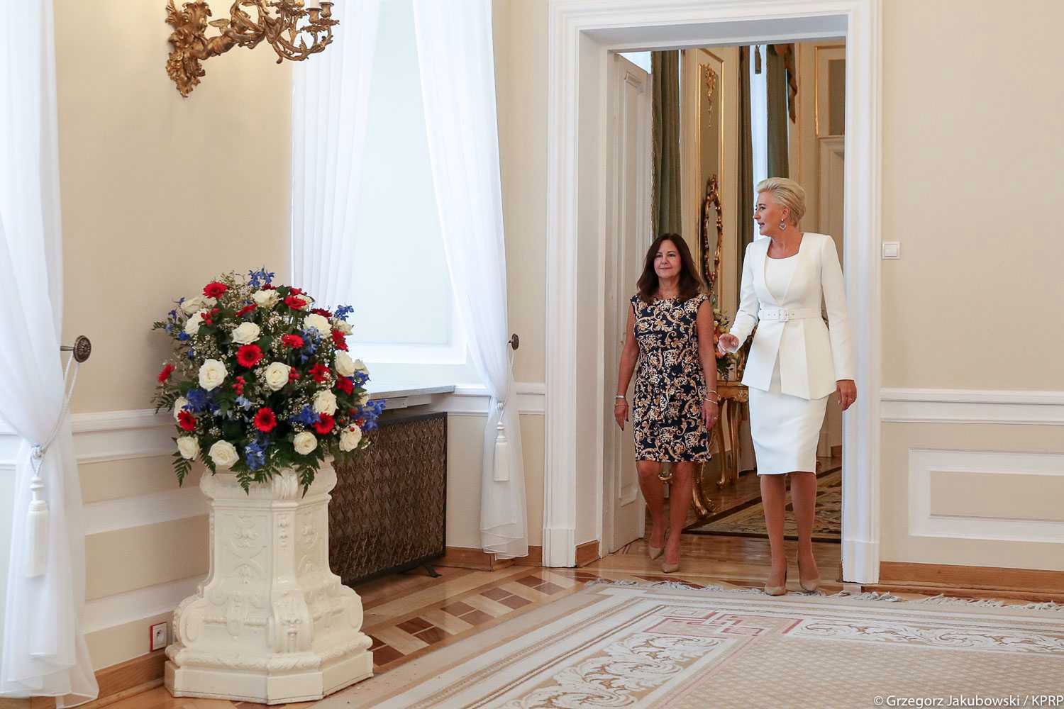 Agata Duda w białej kreacji na spotkaniu z Karen Pence