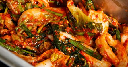 Kimchi na problemy z wypadaniem włosów. Warto jeść codziennie