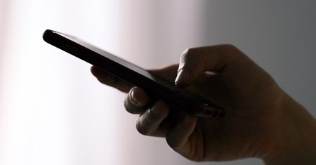 SMS o paczce z numeru 506579552. Może trafić do każdego