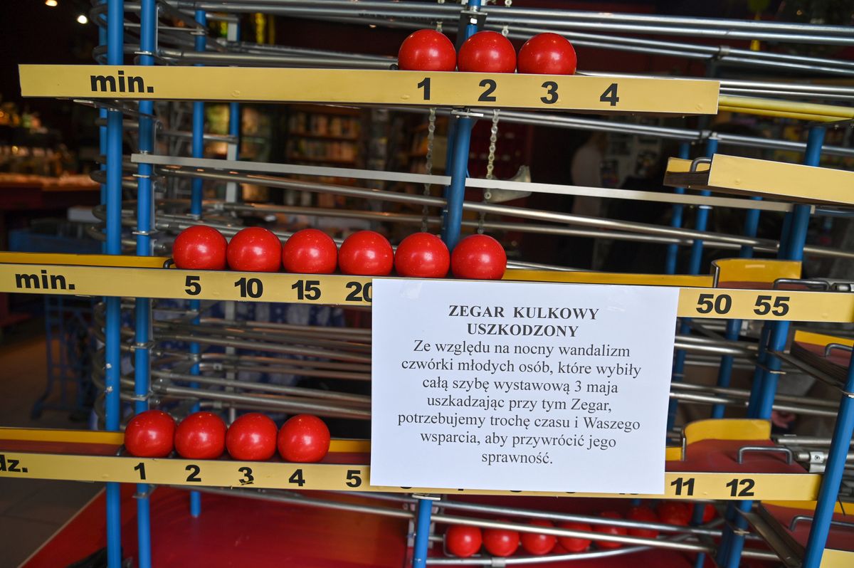 Zegar kulkowy w sklepie Pod Gwiazdami na placu Orła Białego w Szczecinie,