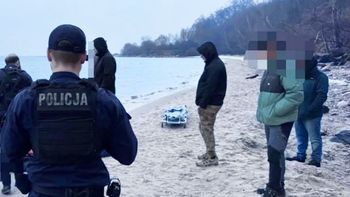 Dramatyczne odkrycie w Zatoce Puckiej. Spacerowicz dostrzegł dryfujące ciało