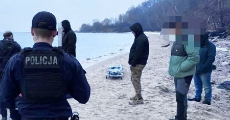 Dramatyczne odkrycie w Zatoce Puckiej. Spacerowicz dostrzegł dryfujące ciało