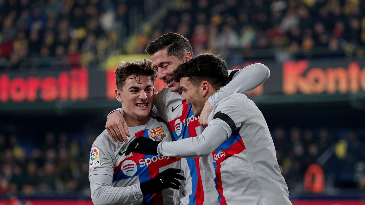 PAP/EPA / Manuel Bruque  / Na zdjęciu: Pedri, Robert Lewandowski i Gavi