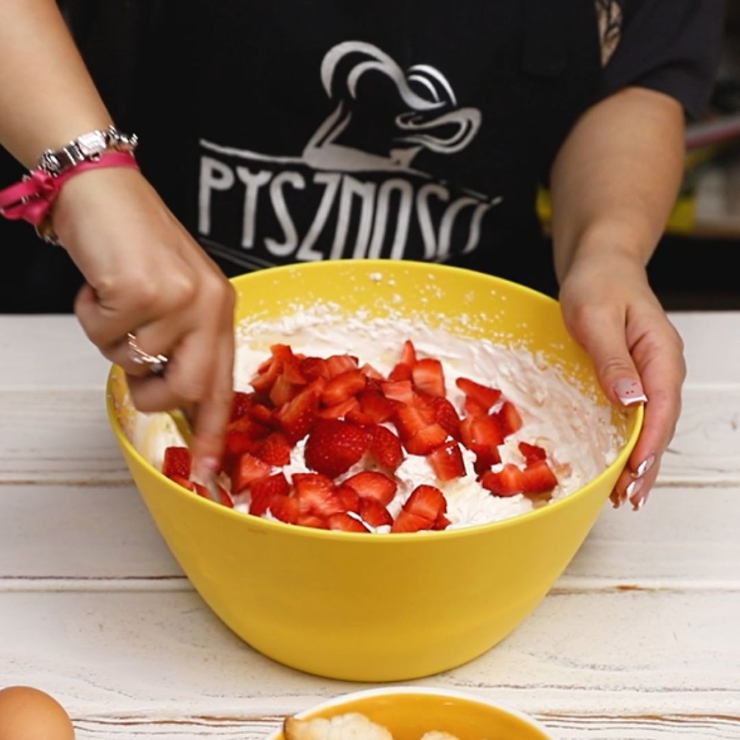 The creamy mixture must contain strawberries.