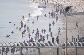 Nielegalni migranci forsują granicę. Szokujące obrazki z Hiszpanii