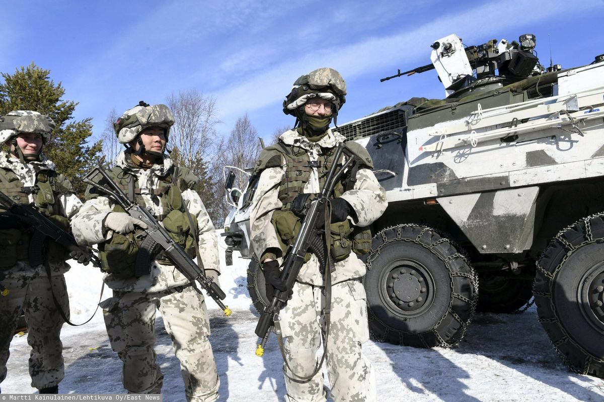 Wspólne manewry wojsk szwedzkich, fińskich, norweskich, brytyjskich i amerykańskich przeprowadzone w Szwecji w 2019 roku. Na zdjęciu oddziały fińskie
