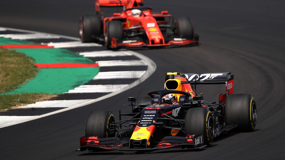 Materiały prasowe / Red Bull / Na zdjęciu: Max Verstappen przed Sebastianem Vettelem