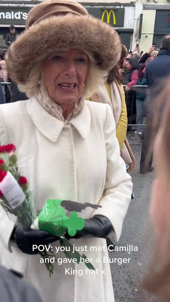 Królowa Camilla obdarowana koroną z Burger Kinga