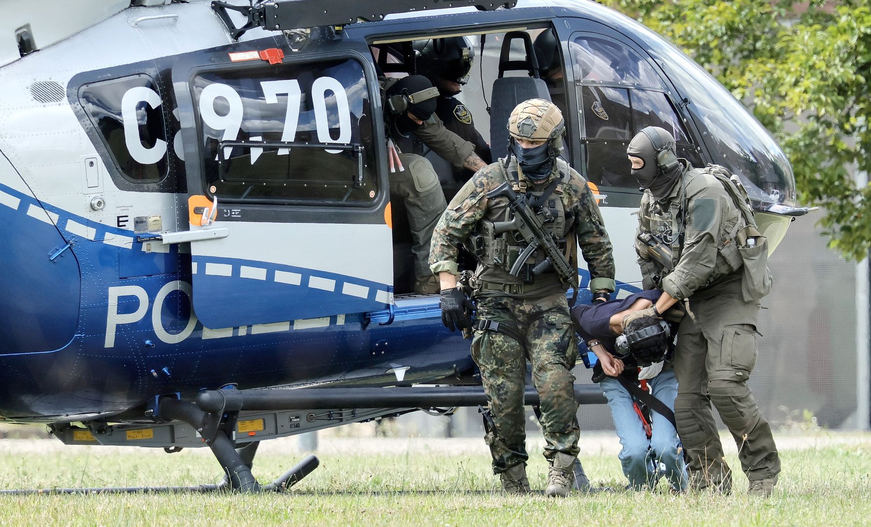 Federal Police officers bring Solingen knife attack suspect before Federal Supreme Court in Karlsruhe
epaselect epa11564003 Federal Police officers lead the Solingen knife attack suspect out of the helicopter to his arraignment at the Federal Supreme Court (BGH) in Karlsruhe, Germany, 25 August 2024. The man, who stabbed passers-by at random with a knife during the city festival in Solingen, turned himself in to a police patrol on the evening of 24 August, police said. North Rhine-Westphalia's interior minister Herbert Reul announced late on 24 August that 'the man we've really been looking for the whole day has just been taken into custody.' Three people have been killed and eight others injured, five of them seriously, in the knife attack on 23 August, according to the police.  EPA/RONALD WITTEK 
Dostawca: PAP/EPA.
RONALD WITTEK
epaselect