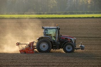 Massey Ferguson wprowadza model MF 8S Xtra z ulepszeniami w zakresie komfortu i wydajności