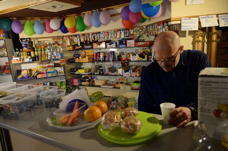 Sklepiki szkolne znikną? Kluczowe rozporządzenie Ministerstwa Zdrowia wciąż nie powstało, a projekt jest pełen dziwnych pomysłów