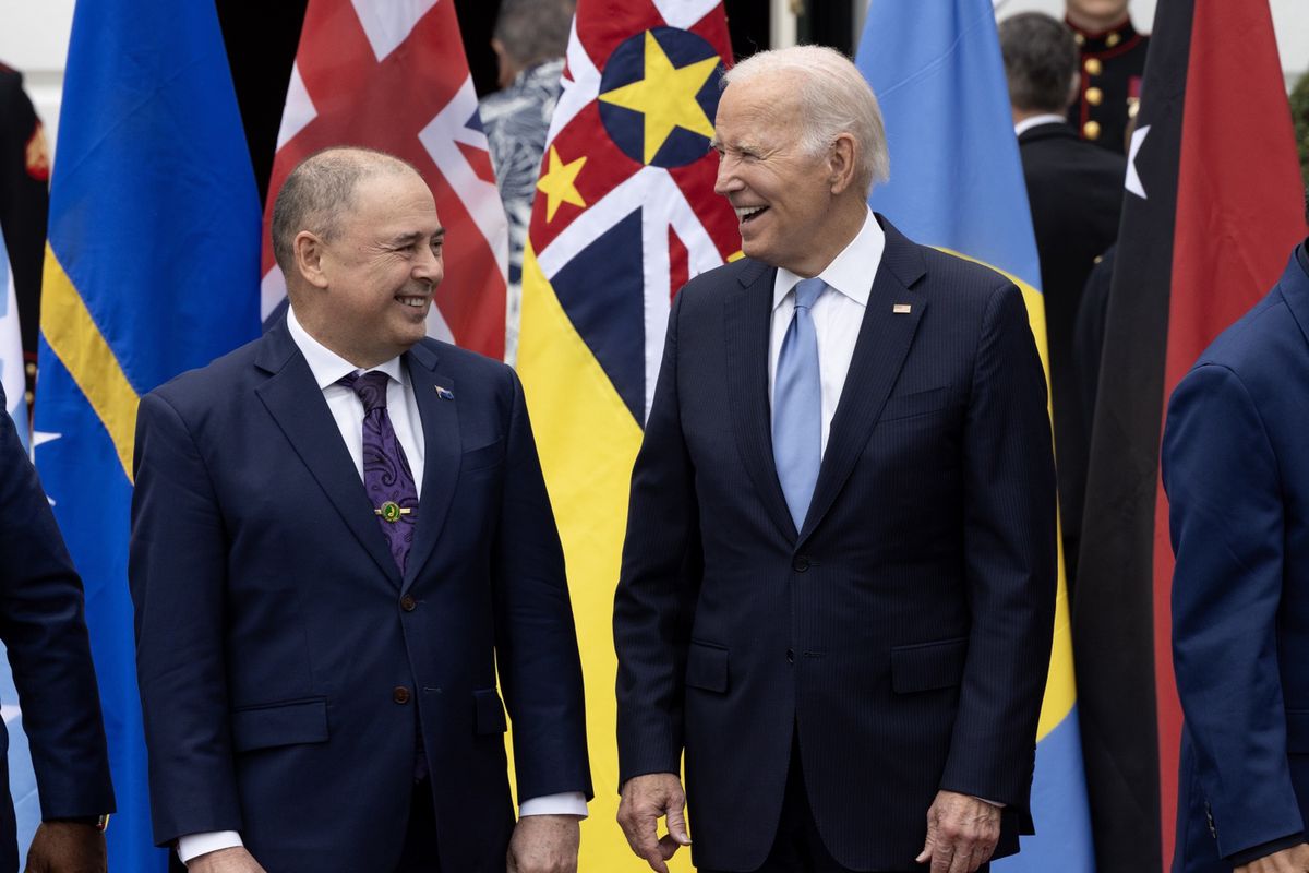 Premier Wysp Cooka Mark Brown i prezydent USA Joe Biden