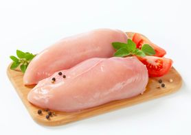 Surowa pierś z kurczaka (mięso i skóra)