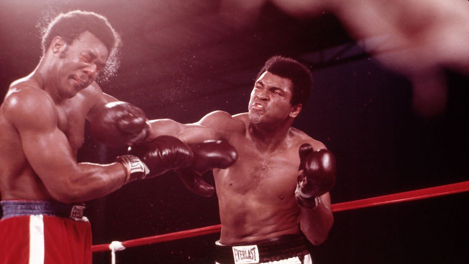 George Foreman i Muhammad Ali na ringu w 1974 r.
