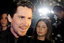 Christian Bale tłumaczy się z głosu Batmana