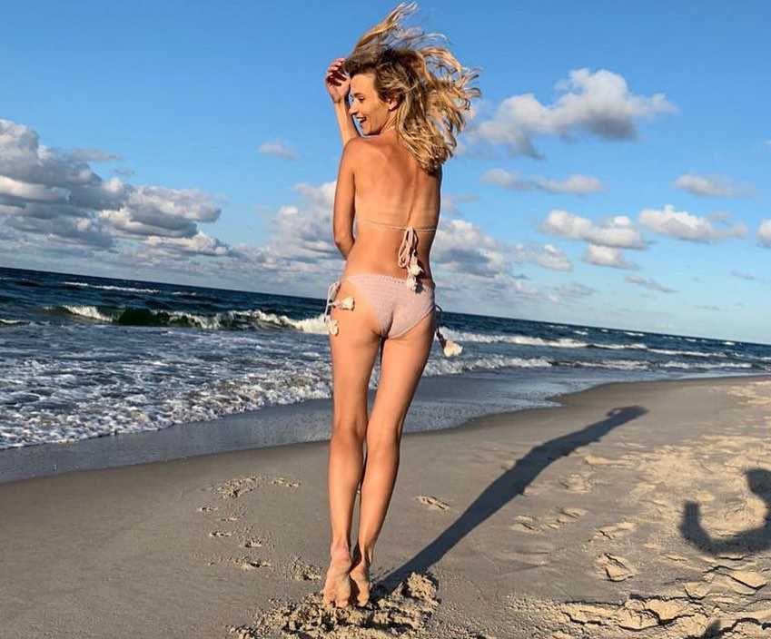 Joanna Koroniewska pokazała się w bikini na plaży w Juracie