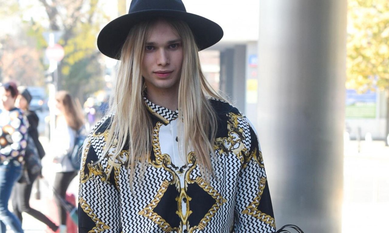 Mateusz Maga na London Fashion Week. Jego stylizacja naprawdę zaskakuje