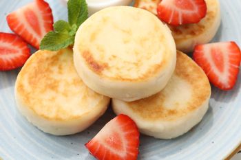 Nie musisz dosypywać zwykłej mąki do placuszków z twarogu. Inny składnik sprawdzi się lepiej