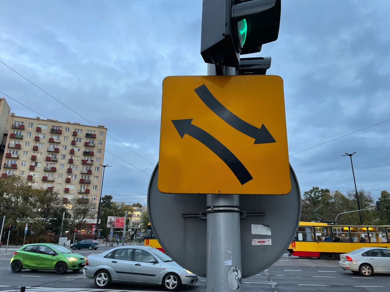 Bezkolizyjny skręt w lewo. Co oznacza taki znak i czy trzeba go przestrzegać?