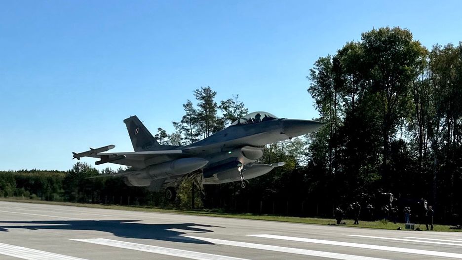 Lądowanie samolotu F-16 podczas ćwiczeń ROUTE 604