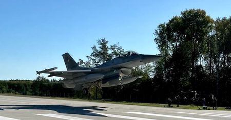 Polskie F-16 lądowały na drodze. Wojsko ćwiczy scenariusz na wypadek wojny