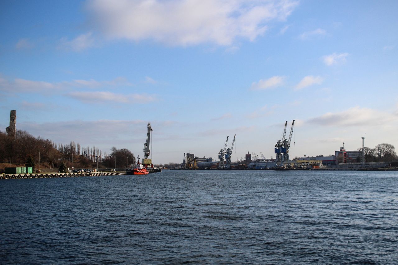 Westerplatte. Członek załogi holownika wpadł do wody. Nie żyje