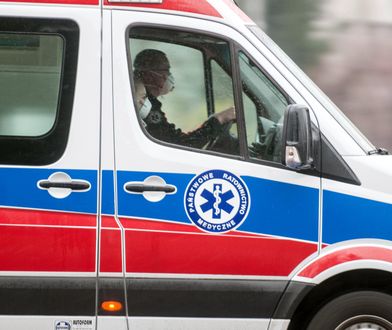 Pięć osób trafiło do szpitala po wypadku karetki, wiozącej pacjenta z koronawirusem