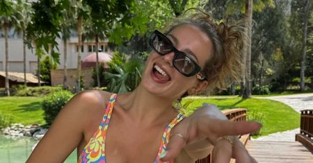Wiktoria Gąsiewska pozuje w bikini i dzieli się wierszem o wakacjach w Turcji: "W słońcu jak kebab opiekam się cały..."