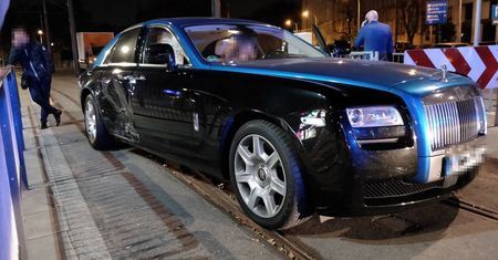 Rolls-Royce Ghost za 1,5 mln złotych zderzył się z taksówką w Warszawie