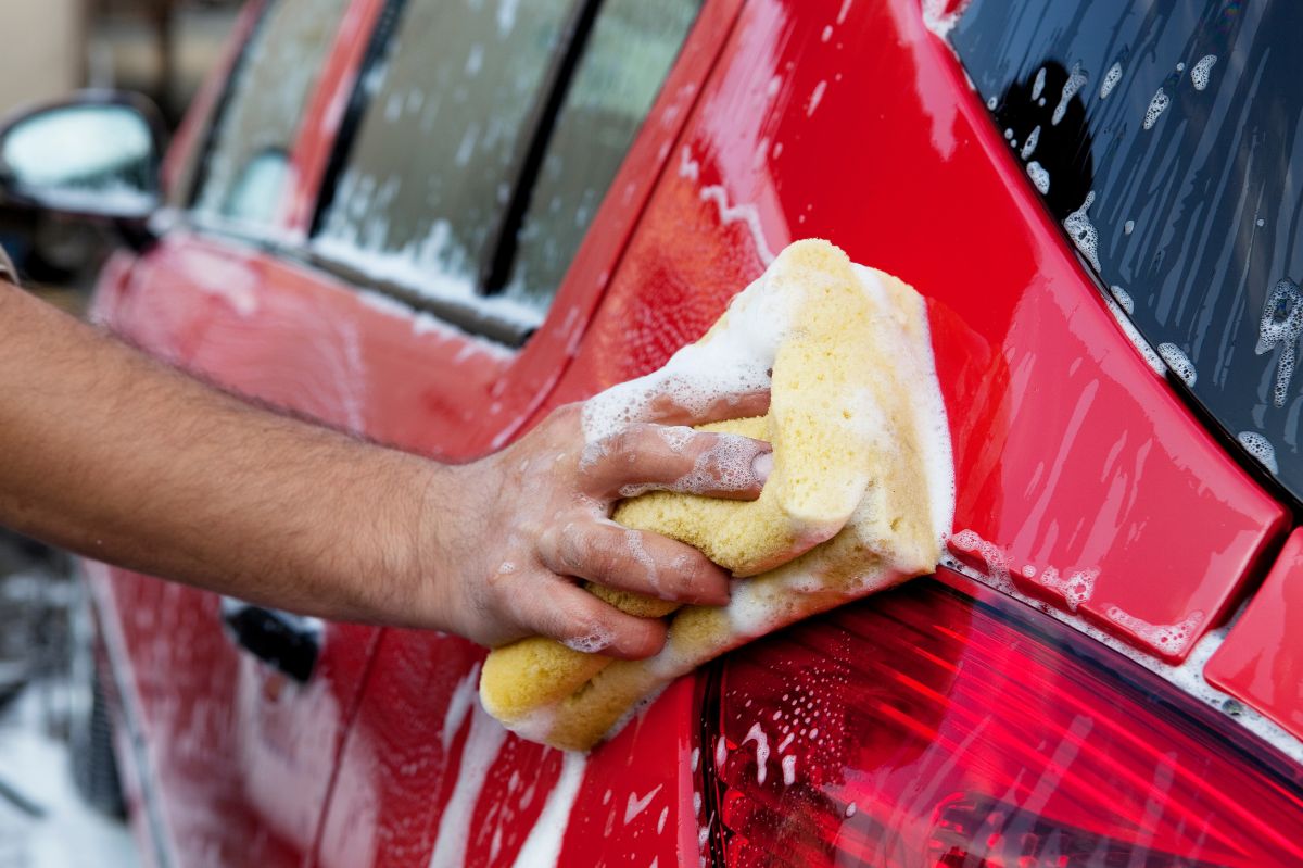 Myjesz samochód przed domem? Możesz skończyć z mandatem / zdjęcie poglądowe